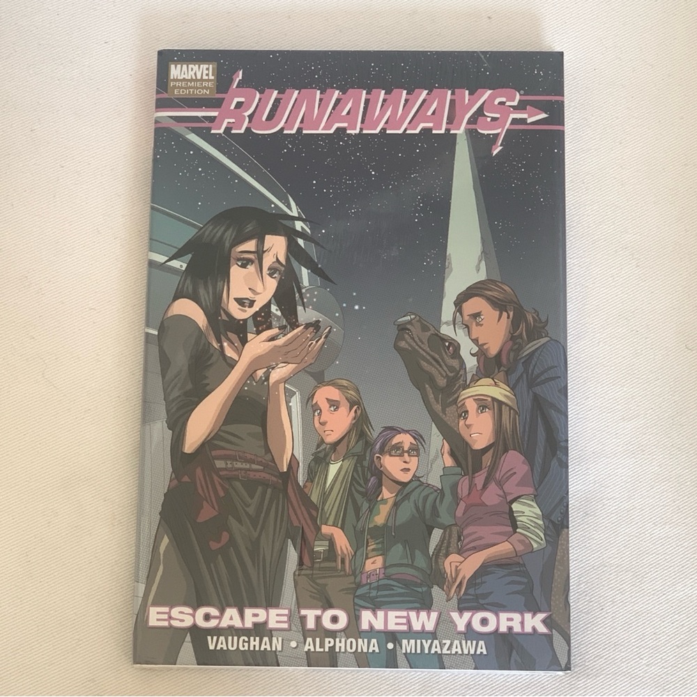 Marvel Comics Hardcover Graphic Novel Runaways “Escape to New York”